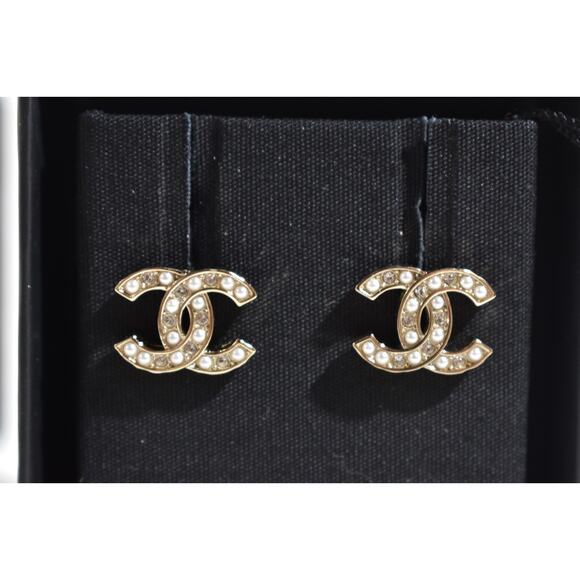 Chanel 23B Gold Pearl White Crystal CC Logo Classic Statement Stud Earrings - Picture 4 of 12